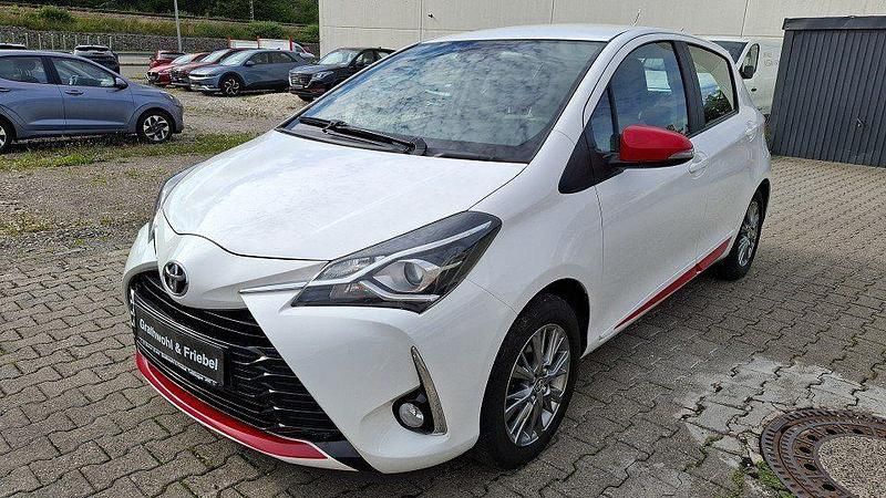 Weiß Gebraucht 2017 Toyota Yaris Edition Limousine | 12.490 € (Fairer Preis) - Bild 1/4