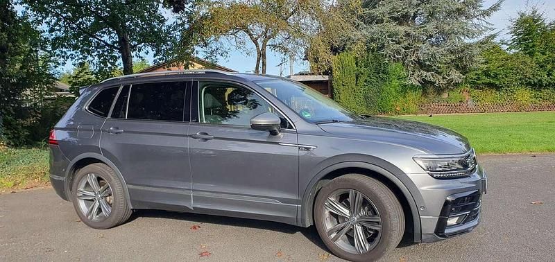 Grau Gebraucht 2018 VW Tiguan Allspace Highline SUV | 25.990 € (Teuer) - Bild 1/4