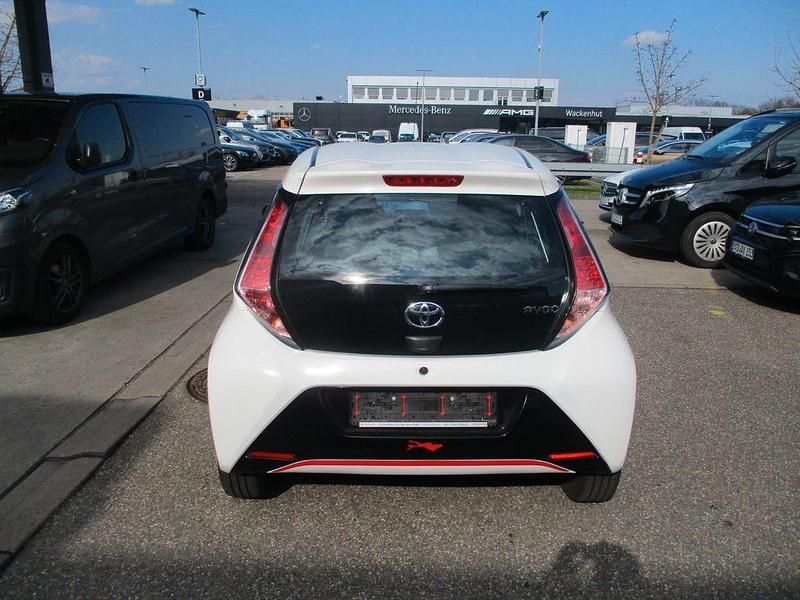 Gebraucht Toyota Aygo Edition-S 69 PS (50 kW) 2017 Weiß Kleinwagen