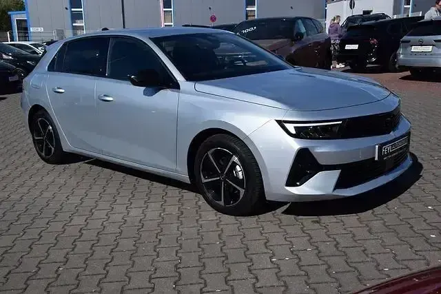 Gebraucht Opel Astra 131 PS (96 kW) 2024 Silber Kleinwagen