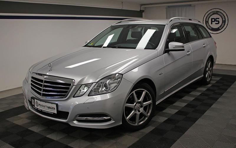 Silber Gebraucht 2011 Mercedes E200 Avantgarde Kombi | 11.790 € (Fairer Preis) - Bild 1/3