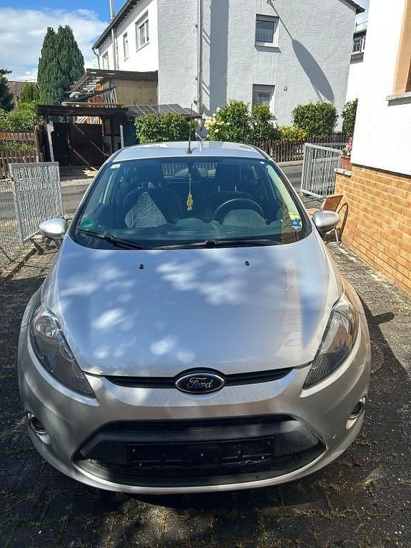 Gebraucht Ford Fiesta Titanium 82 PS (60 kW) 2012 Silber Limousine