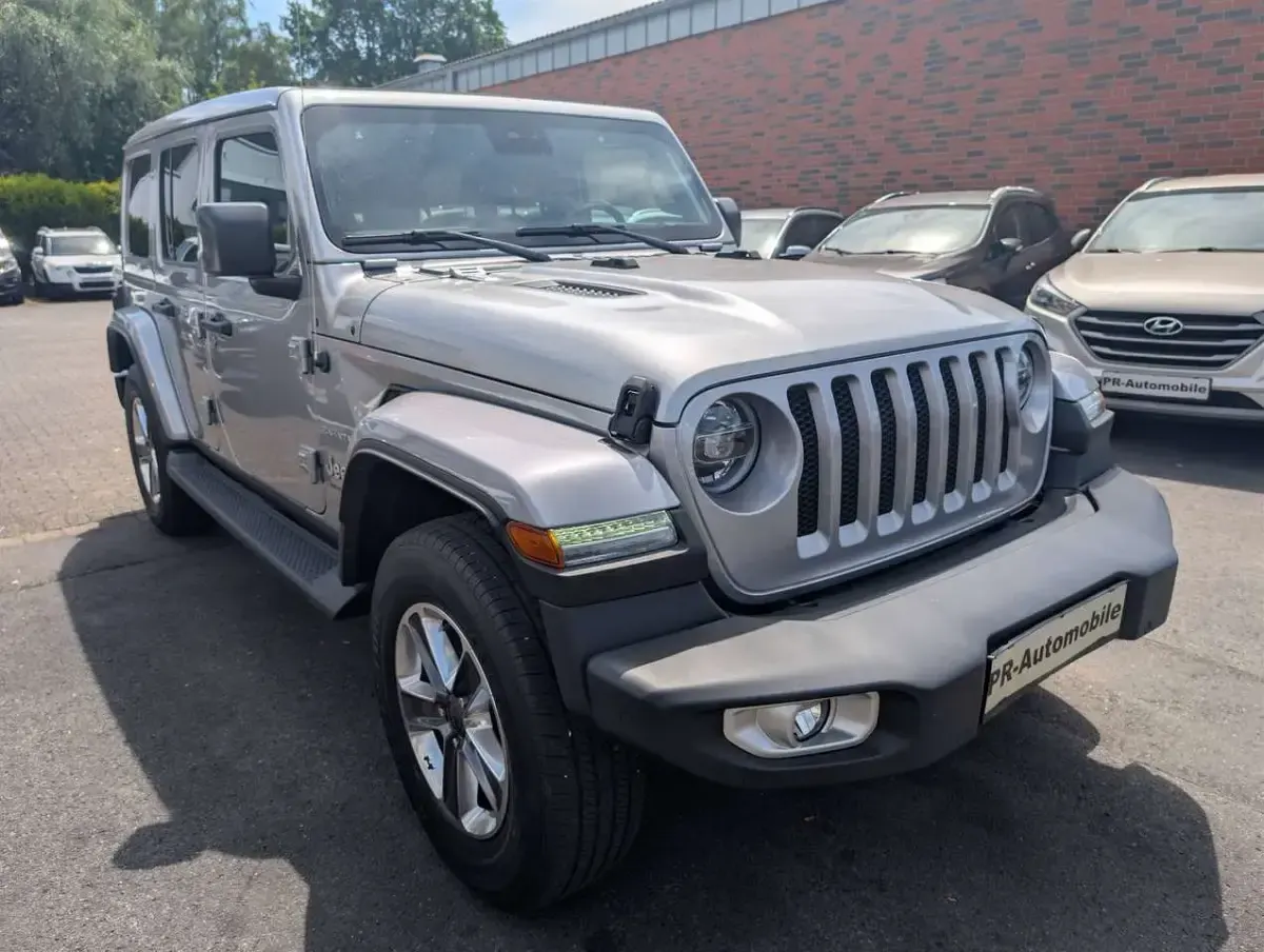 Gebraucht Jeep Wrangler Unlimited Sahara 200 PS (147 kW) 2021 Billet silver metalic SUV