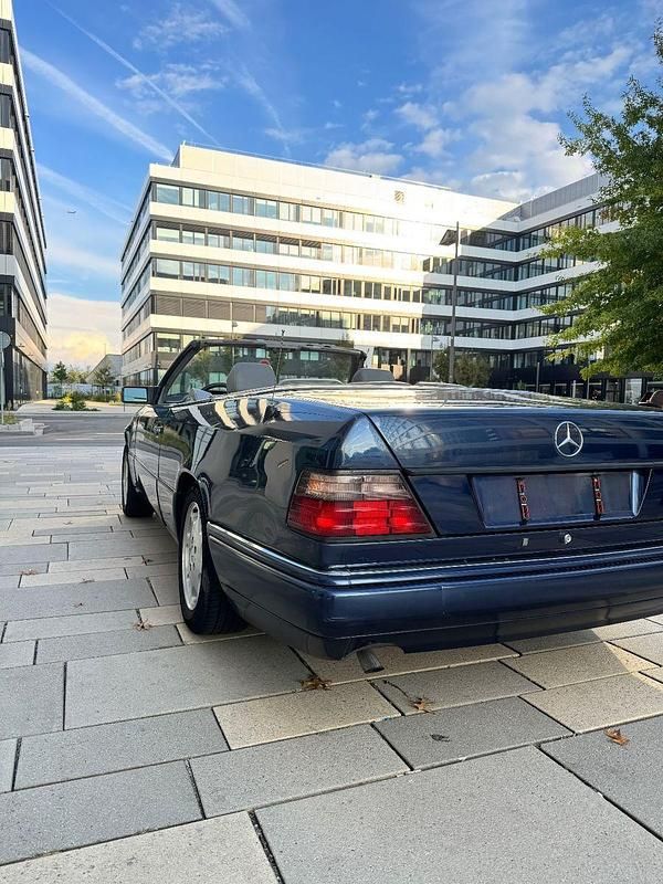 Gebraucht Mercedes E200 136 PS (100 kW) 1996 Blau Cabrio