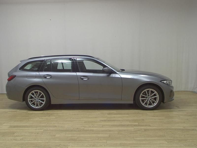 Grau Gebraucht 2023 BMW 320 Shadowline Kombi | 26.980 € (Superpreis) - Bild 1/4