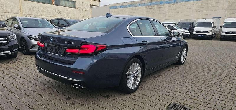 Gebraucht BMW 530e Luxury Line 184 PS (135 kW) 2023 Arctic race blue metallic Limousine