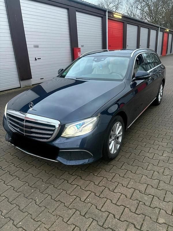 Gebraucht Mercedes E220 194 PS (142 kW) 2018 Blau Kombi