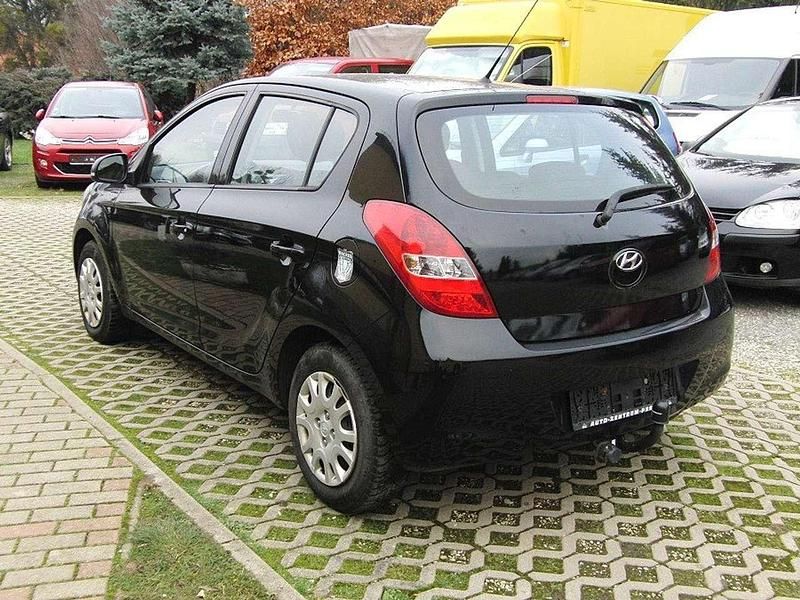 Gebraucht Hyundai i20 Classic 77 PS (56 kW) 2012 Schwarz Limousine