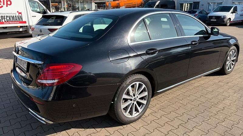 Gebraucht Mercedes E220 Avantgarde 194 PS (142 kW) 2018 Schwarz Limousine