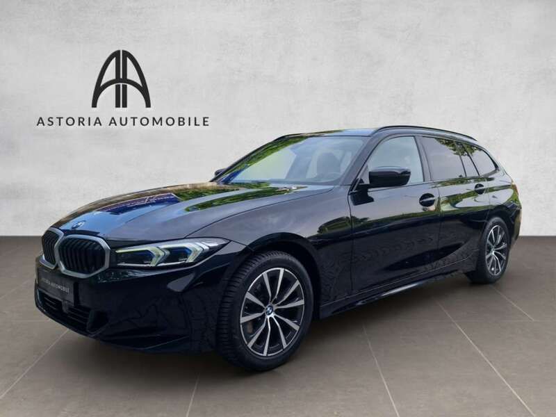 Black sapphire metallic Gebraucht 2023 BMW 320 Sport Line Kombi | 35.990 € (Fairer Preis) - Bild 1/4