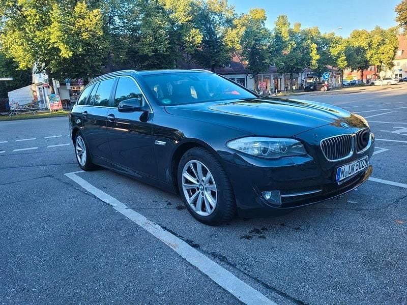 Schwarz Gebraucht 2012 BMW 520 Sport Line Kombi | 7.000 € (Superpreis) - Bild 1/4