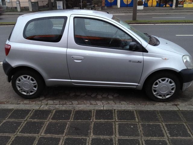 Gebraucht Toyota Yaris 92 PS (67 kW) 2001 Silber metallic Kleinwagen