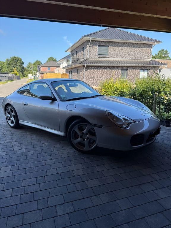 Silber Gebraucht 2003 Porsche 911 Carrera 4S Coupé | 47.500 € (Fairer Preis) - Bild 1/4