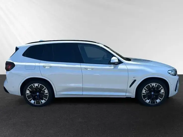 Gebraucht BMW iX3 M Sport 210 kW (286 PS) 2022 Mineralweiss metallic SUV