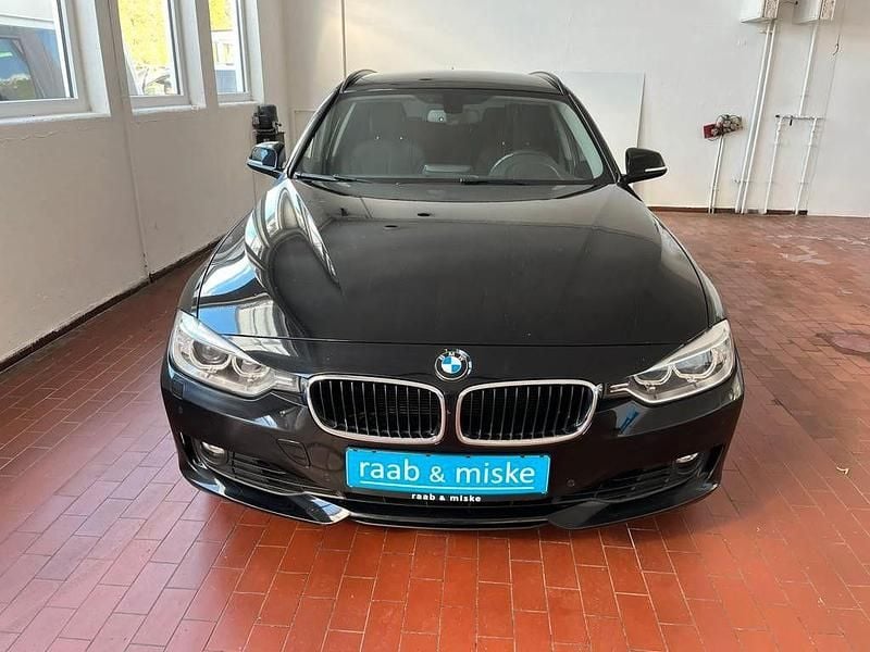 Schwarz Gebraucht 2013 BMW 320 Comfort Edition Kombi | 5.490 € (Superpreis) - Bild 1/4