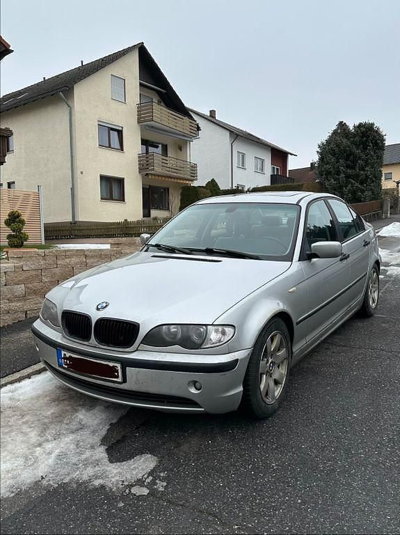 Silber Gebraucht 2004 BMW 318 Limousine | 699 € (Superpreis) - Bild 1/4