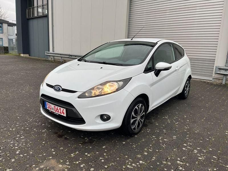 Gebraucht Ford Fiesta Trend 60 PS (44 kW) 2010 Weiß Kleinwagen
