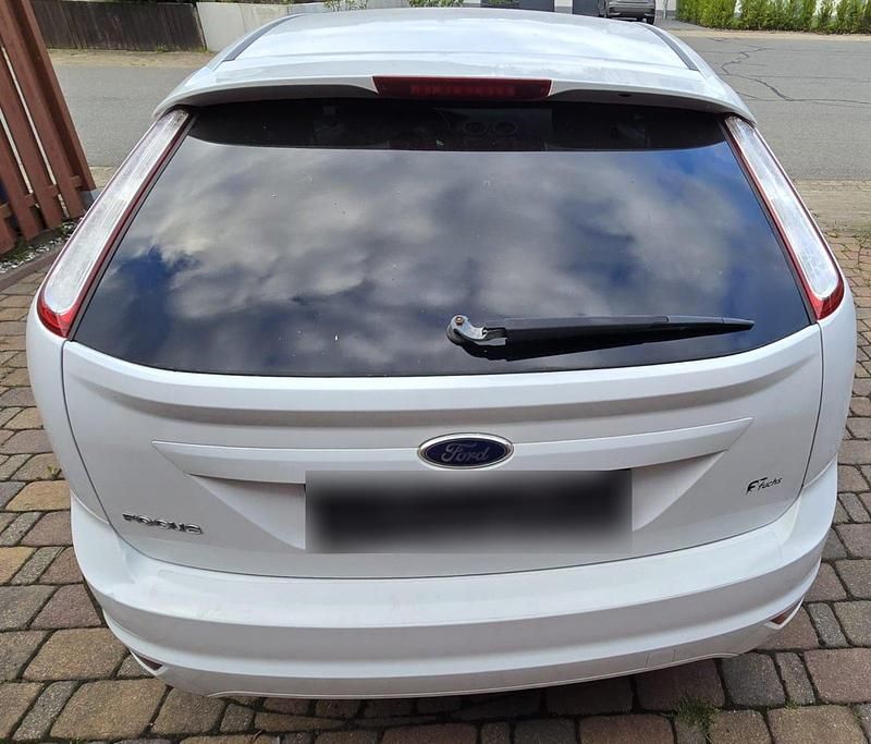 Gebraucht Ford Focus Trend 101 PS (74 kW) 2010 Weiß Limousine