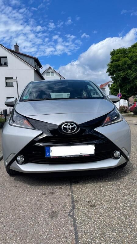 Grau Gebraucht 2015 Toyota Aygo Kleinwagen | 8.000 € (Etwas zu teuer) - Bild 1/4