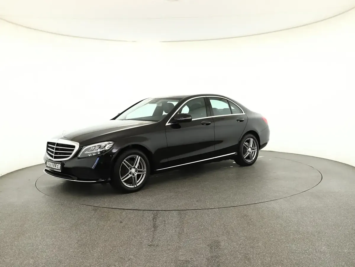 Gebraucht Mercedes C180 Avantgarde 156 PS (114 kW) 2019 Obsidianschwarz metallic (metallic) Limousine