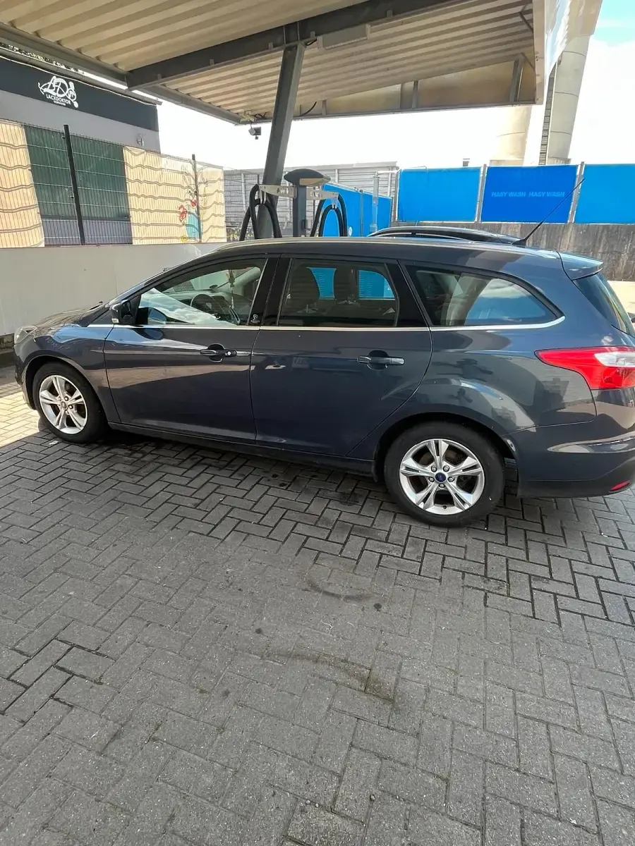 Gebraucht Ford Focus 116 PS (85 kW) 2012 Grau Kombi