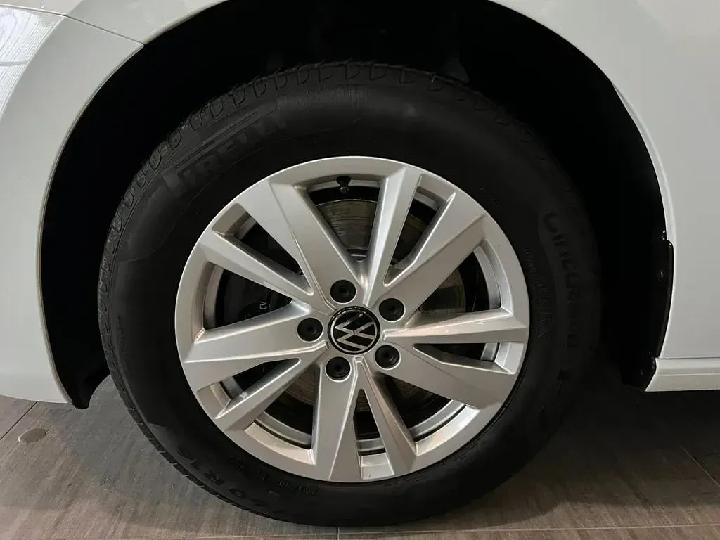 Gebraucht VW Touran 150 PS (110 kW) 2021 Weiß Van / Kleinbus