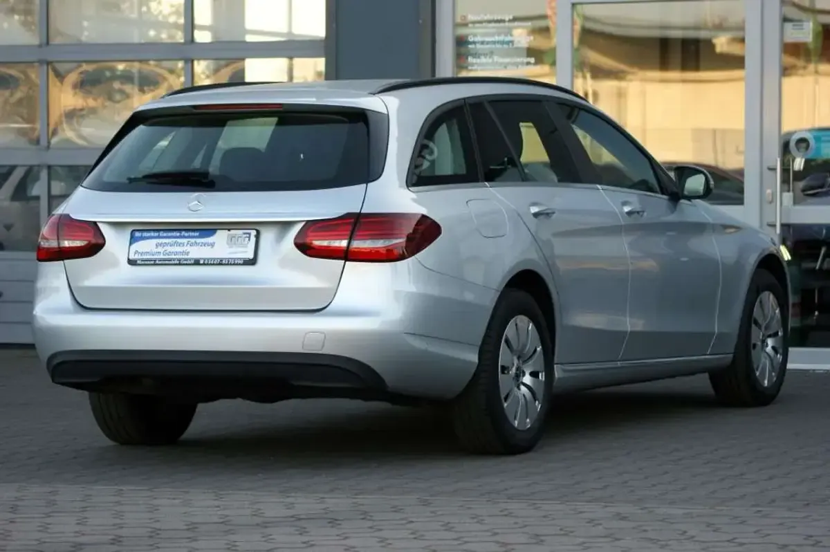Gebraucht Mercedes C200 160 PS (117 kW) 2021 Iridiumsilber metallic Kombi