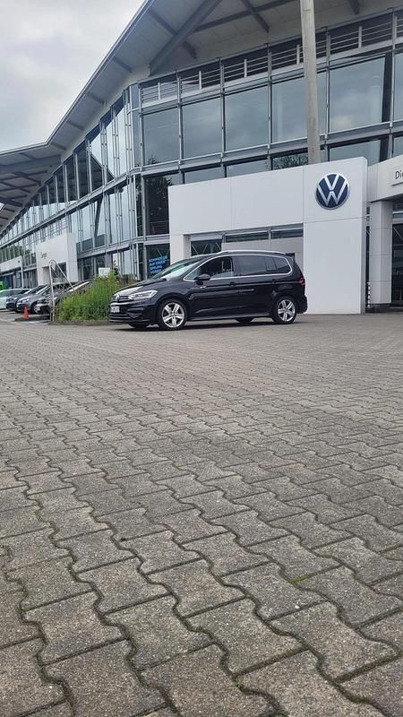 Schwarz Gebraucht 2017 VW Touran Van / Kleinbus | 17.500 € (Teuer) - Bild 1/4