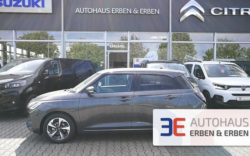 Grau Neu 2025 Suzuki Swift Comfort+ Limousine | 22.500 € - Bild 1/4