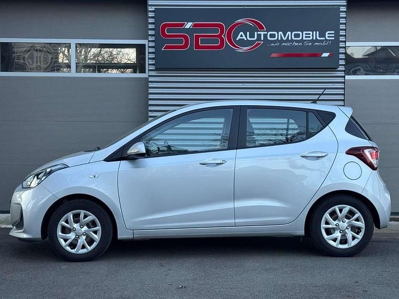 Gebraucht Hyundai i10 Trend 67 PS (49 kW) 2019 Silber Kleinwagen