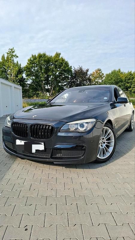 Grau Gebraucht 2012 BMW 740 M Sport Limousine | 16.800 € (Superpreis) - Bild 1/4