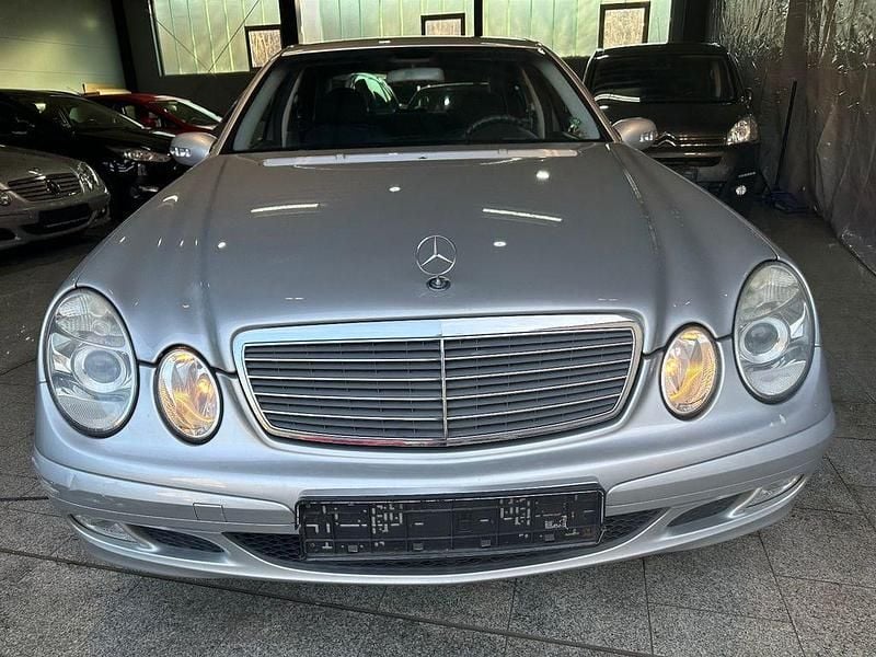 Gebraucht Mercedes E200 163 PS (119 kW) 2003 Silber Limousine