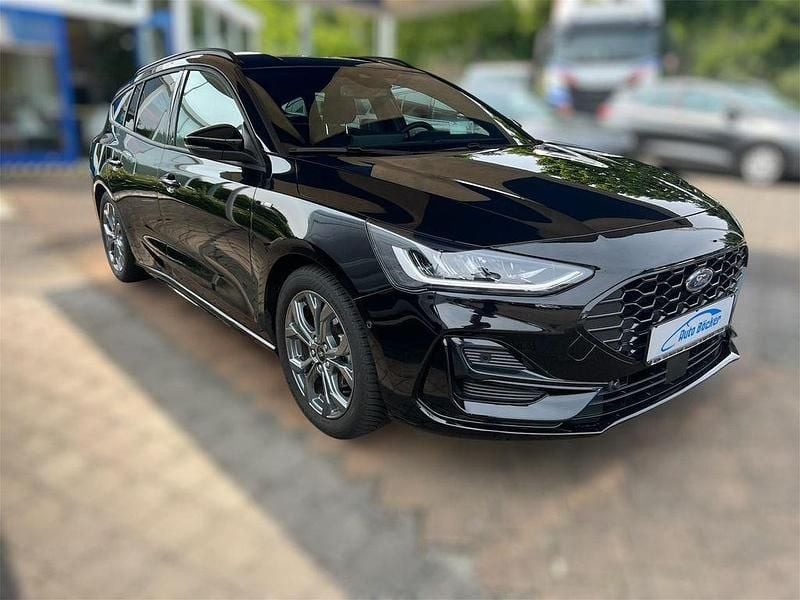 Schwarz Gebraucht 2023 Ford Focus ST-Line X Limousine | 24.490 € (Fairer Preis) - Bild 1/4