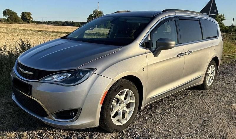 Grau Gebraucht 2017 Chrysler Pacifica Touring SUV | 19.500 € (Fairer Preis) - Bild 1/4