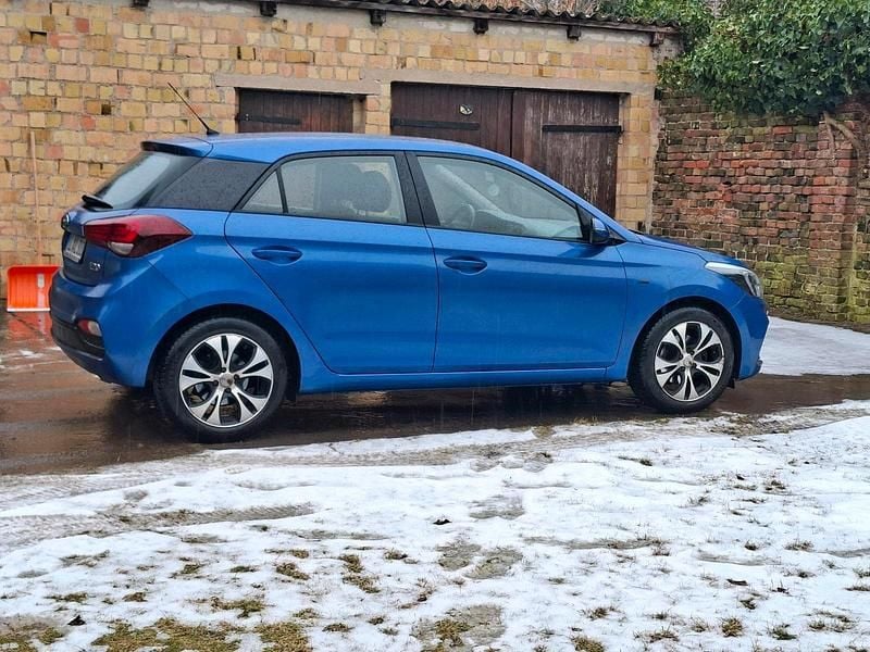 Gebraucht Hyundai i20 100 PS (73 kW) 2019 Blau Kleinwagen