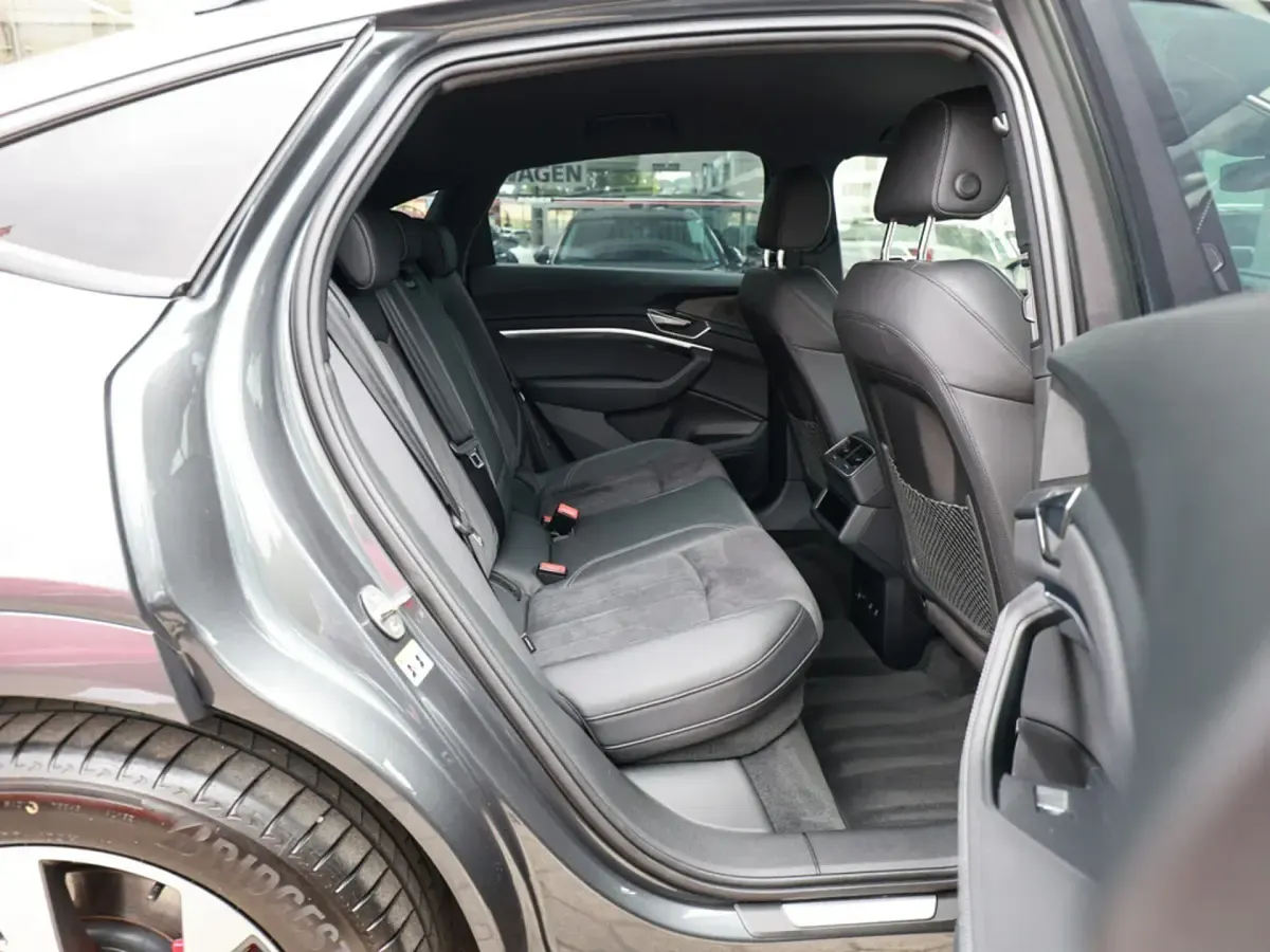 Gebraucht Audi Q8 Sportback e-tron S-Line 250 kW (340 PS) 2024 Daytonagrau perleffekt SUV