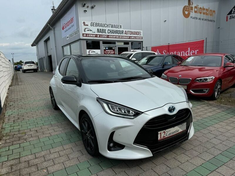 Platinum white pearl mc./ blac Gebraucht 2022 Toyota Yaris Hybrid Style Kleinwagen | 22.999 € (Etwas zu teuer) - Bild 1/4