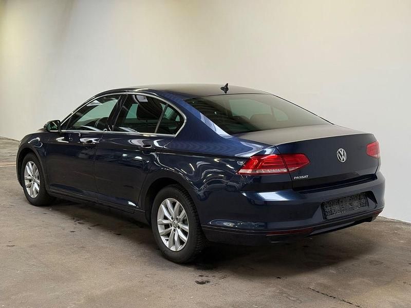 Gebraucht VW Passat Comfortline 150 PS (110 kW) 2016 Blau Limousine