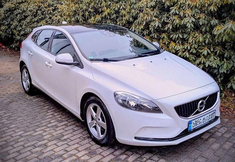 Weiß Gebraucht 2016 Volvo V40 Kinetic Limousine | 11.950 € (Etwas zu teuer) - Bild 1/4