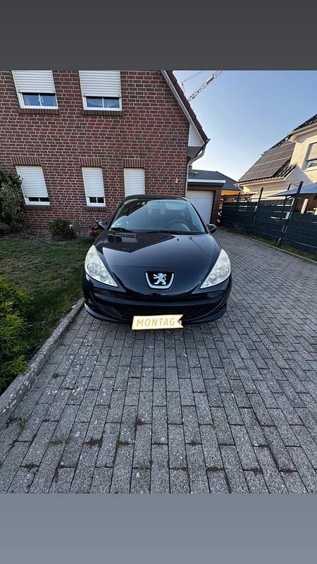 Grau Gebraucht 2009 Peugeot 206+ Kleinwagen | 1.350 € - Bild 1/4