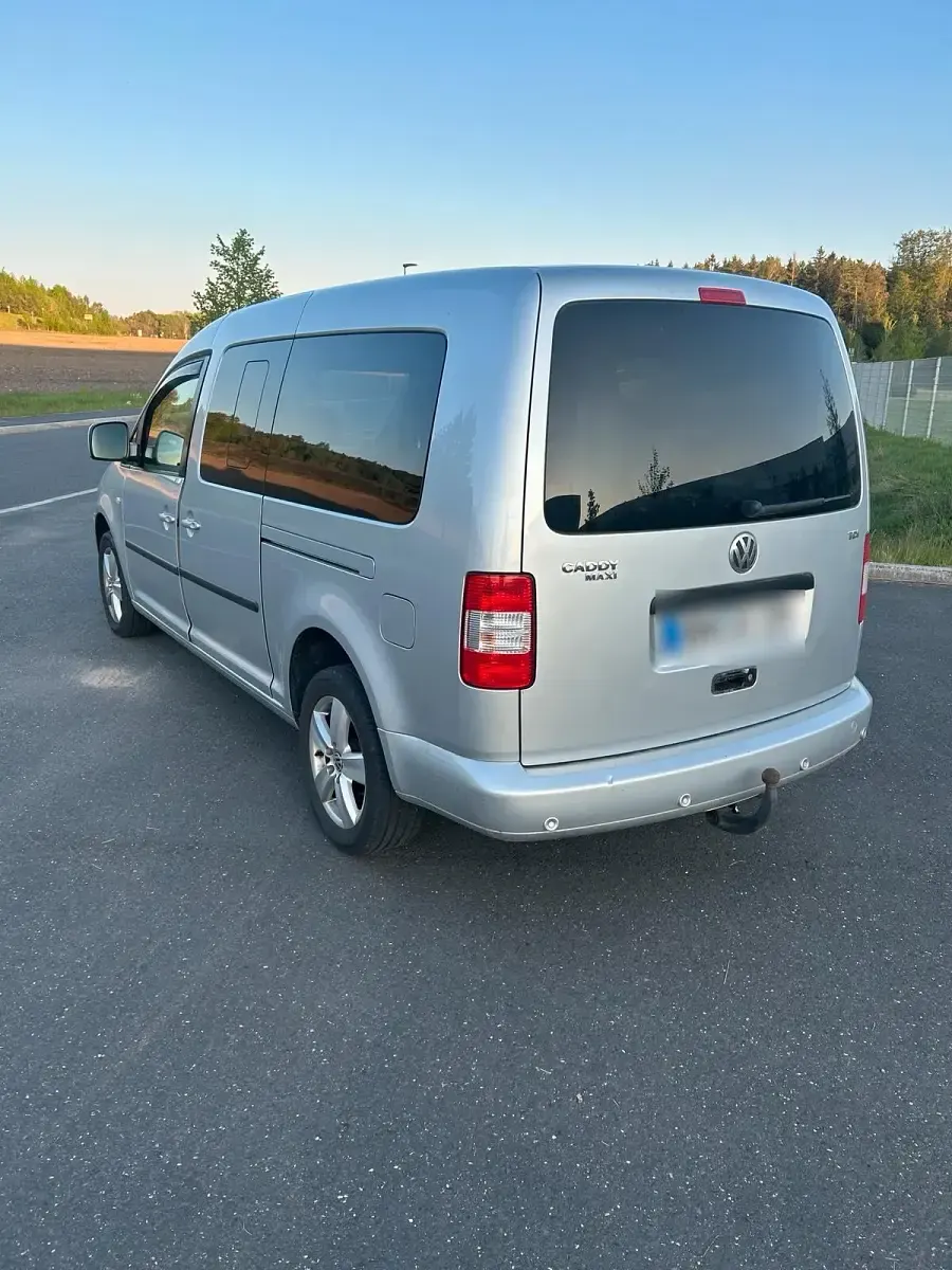 Gebraucht VW Caddy Maxi 105 PS (77 kW) 2009 Silber Van / Kleinbus