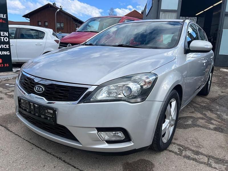 Gebraucht Kia Ceed Spirit 90 PS (66 kW) 2011 Silber Kleinwagen