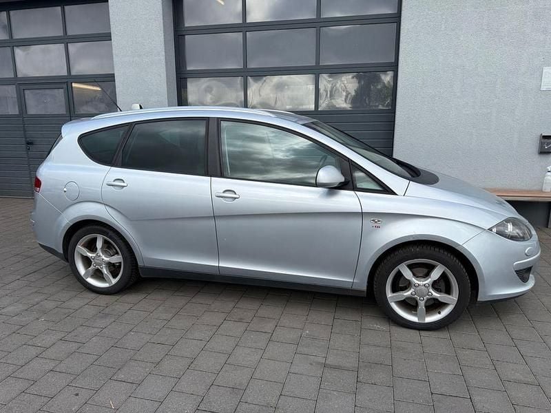Grau Gebraucht 2007 Seat Altea XL Stylance Van / Kleinbus | 1.990 € (Etwas zu teuer) - Bild 1/4