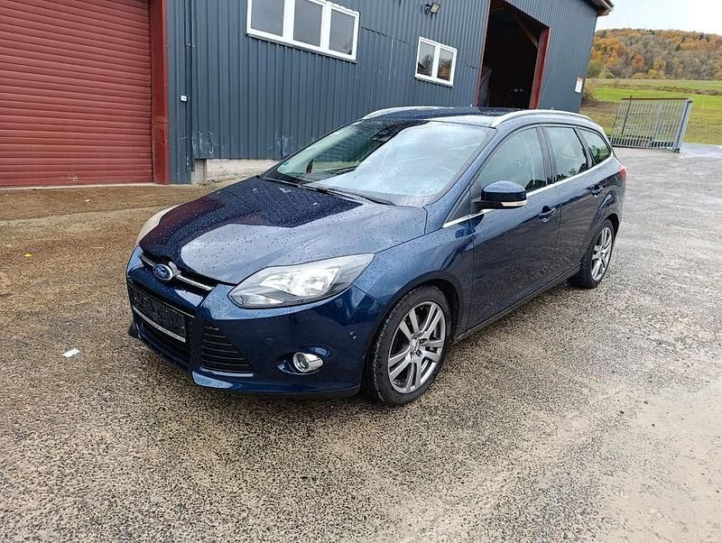 Blau Gebraucht 2011 Ford Focus Titanium Kombi | 2.799 € - Bild 1/4