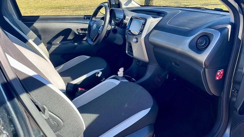 Gebraucht Toyota Aygo X-play 69 PS (50 kW) 2017 Grau Kleinwagen