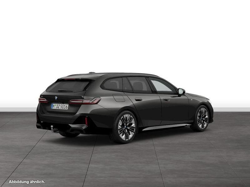 Sophistograu brillanteffekt metallic Gebraucht 2024 BMW 520 Comfort Edition Kombi | 59.254 € (Etwas zu teuer) - Bild 1/3