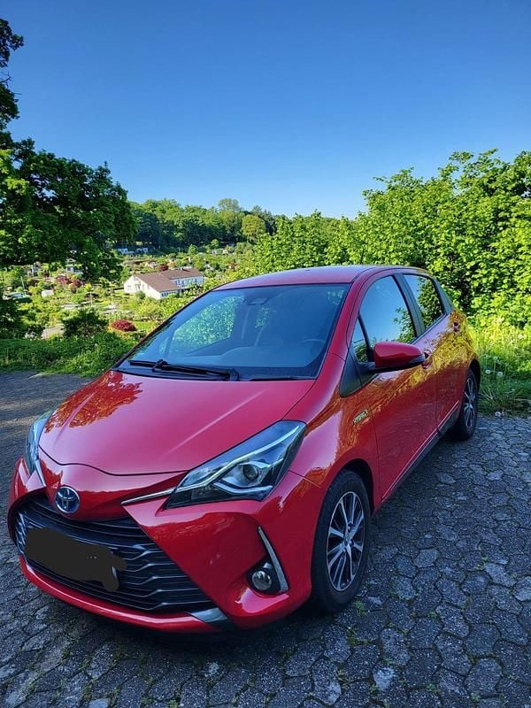 Rot Gebraucht 2019 Toyota Yaris Hybrid Limousine | 15.000 € (Guter Preis) - Bild 1/4