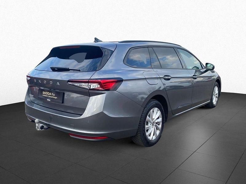 Gebraucht Skoda Superb Essence 150 PS (110 kW) 2025 Graphitegrau metallic Kombi