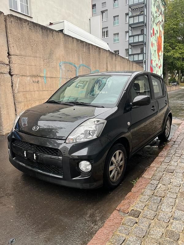 Schwarz Gebraucht 2010 Daihatsu Sirion Kleinwagen | 2.295 € (Guter Preis) - Bild 1/4