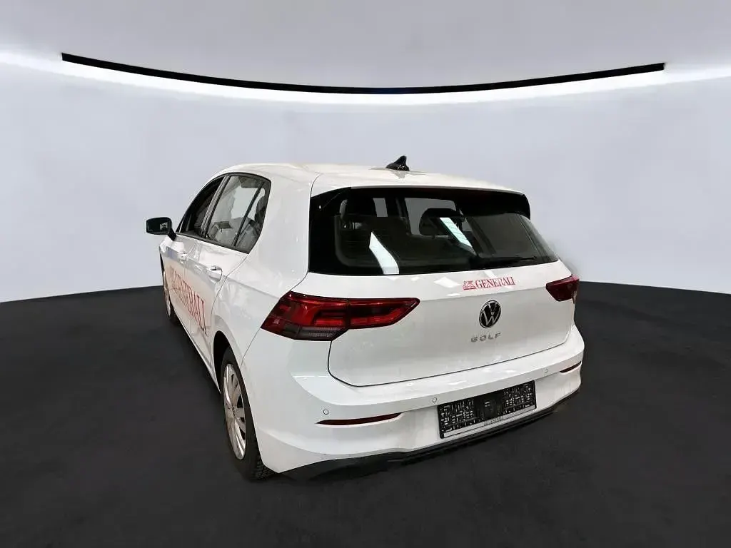 Second-hand VW Golf VIII Life 150 CP (110 kW) 2023 Alb Berlinǎ